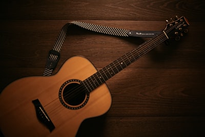 棕色木地板上的棕色原声吉他